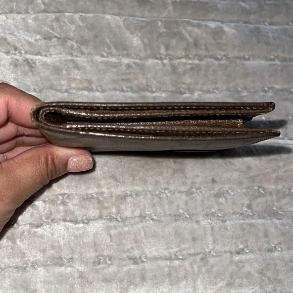 Preloved Gucci wallet good condition has some wear on folds n little on corner. - Picture 4 of 14